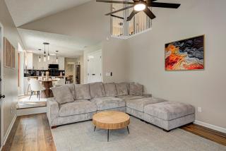 Modern Home HotTub, FirePit, Sleeps12, Pets ok - 9