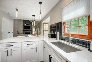 Modern Home HotTub, FirePit, Sleeps12, Pets ok - 8