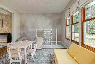 Modern Home HotTub, FirePit, Sleeps12, Pets ok - 2