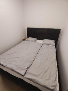 Stylish Apartment Near City Center with Parking - 4
