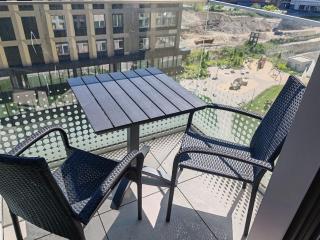 Stylish Apartment Near City Center with Parking - 9