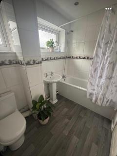 Fab 3 Bedroom House Perfect for Families & Groups - 4