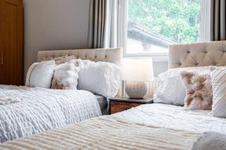 Luxe Maisonette House - Sleeps 16 - Free parking - 9