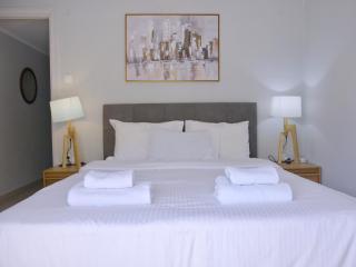 Heart of Koukaki flat, 10’ walk to Acropolis - 5