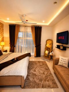 Pit Stop 1 BR Gulberg Pool Couple Friendly - 9