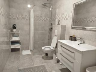 Spacious Family Apartment with Terrace & Parking - 2