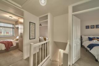 Grand 4BR Home Near Heathrow Free Parking & Garden - 9