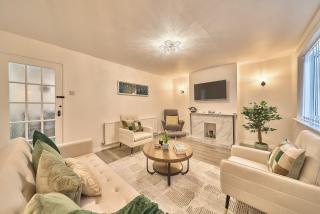 Grand 4BR Home Near Heathrow Free Parking & Garden - 3