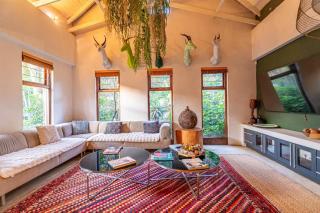 Crowned Guesthouse - 1