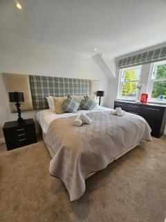 Luxury 3 Bedroom apartment with Loch View - 1