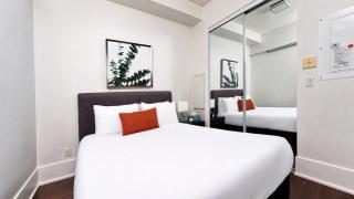 Chic 1BR Suite - Harbourfront Nearby - 6