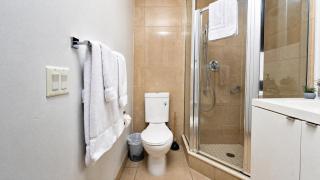 Chic 1BR Suite - Harbourfront Nearby - 5