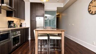 Chic 1BR Suite - Harbourfront Nearby - 1