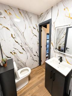 2BR City Centre Apt Sleeps 8 - 2 Bath - 5