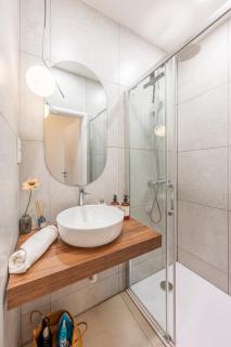 Emora Modern City Center Apartment - 5
