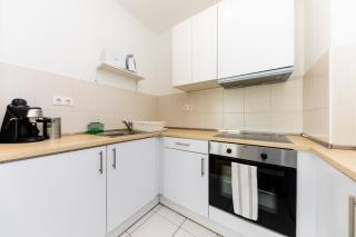 Prime Stay - Deluxe 3 Bedroom Family Apartment with AC & Parking Included - 7