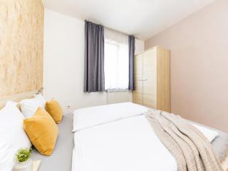Prime Stay - Deluxe 3 Bedroom Family Apartment with AC & Parking Included - 6