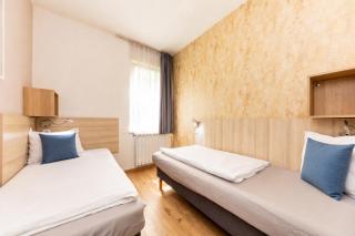 Prime Stay - Deluxe 3 Bedroom Family Apartment with AC & Parking Included - 2
