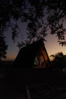 Chalé Recanto — cabana A-frame à beira d’água com ofurô e cachoeira - 5