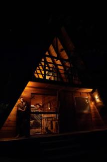 Chalé Recanto — cabana A-frame à beira d’água com ofurô e cachoeira - 9