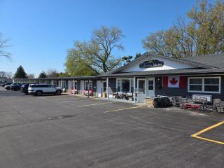 Lakeview Motel & Cottage - 0