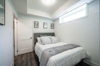 Stylish 2BR Suite with Parking Only 5 Mins to The Falls - 7