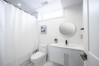 Stylish 2BR Suite with Parking Only 5 Mins to The Falls - 2