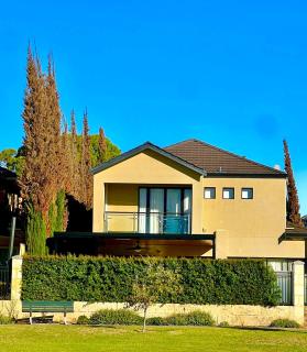 Entire home in Lake Coogee, Australia - 5