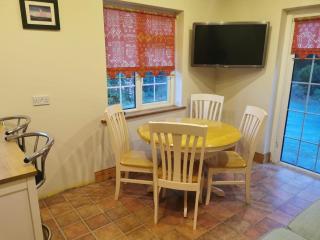 Cosy Apt, sleep4, -private entrance-beside sea,Bar, - 9