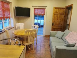 Cosy Apt, sleep4, -private entrance-beside sea,Bar, - 8