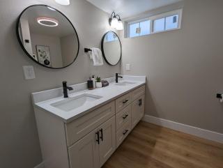 Modern Guest Suite amazing location with hot tub - 2