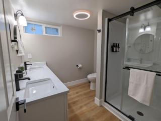 Modern Guest Suite amazing location with hot tub - 3