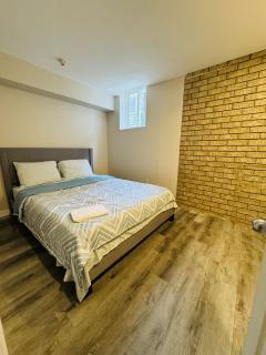 3 bdrms - near airport, sq 1 - 3