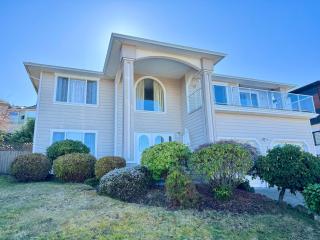 Spacious 2-Bedroom Main Level with 180 Degree Ocean Views in Nanaimo - 2