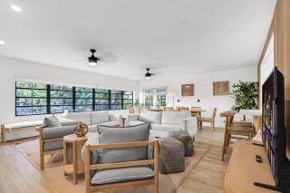 Luxurious 4BR 3BA Retreat in Coconut Grove with Pool, Parking, Covered Patio - 5