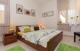 Apartments with parking space Pula - 26927 - 1