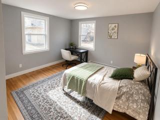 Charming 3 bed, 1 bath home with new furniture - 8