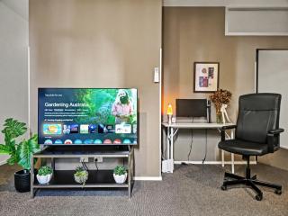 60sqm Paris End City Stay Walk to All plus Work Setup - 8