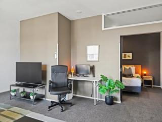 60sqm Paris End City Stay Walk to All plus Work Setup - 5
