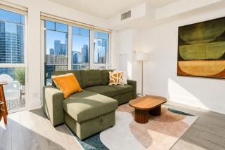 CN Tower & lake view 21st Floor Downtown Toronto Condo with rooftop pool - 7