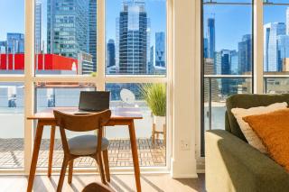 CN Tower & lake view 21st Floor Downtown Toronto Condo with rooftop pool - 4