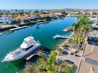 Smada Stay - 4BR, Waterfront, Perfect Entertainer - 8