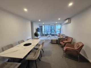 Stunning 3-Bedroom apartment, City Views, Walk to Crown &CBD - 9