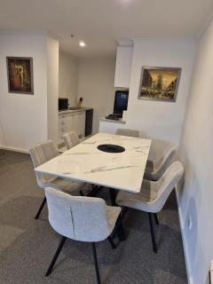 Stunning 3-Bedroom apartment, City Views, Walk to Crown &CBD - 7