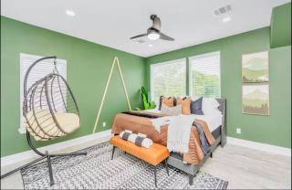 3BR Fantasy Home Pool Table Big Backyard Sleeps 8 Houston - 4