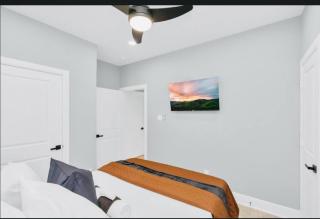 3BR Fantasy Home Pool Table Big Backyard Sleeps 8 Houston - 1