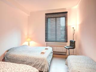 Chic Meir Stay for 9 with Balcony - 2