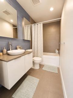 Cozy Downtown Vancouver Apartment Near Gastown - 3
