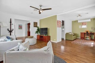 05Franks Abnb-Style Spacious 4BR Home WIth Secure Parking Near to Mall - 4