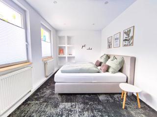 Exclusive 85 qm Wohnung, offener Loft-Charakter, 24-Std Check-In, separater Eingang, Parkplatz, 6 Personen, 3 Schlafzimmer, Familien- Geschäftswohnung, WLAN - 9